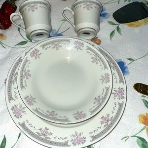 VINTAGE 4 piece/DYNASTY FINE CHINA excellent condition